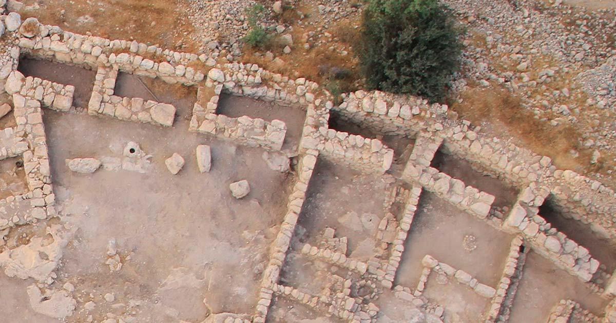 Aerial photograph depicting the city wall casements of Khirbet Qeiyafa. Source: Yosef Garfinkel