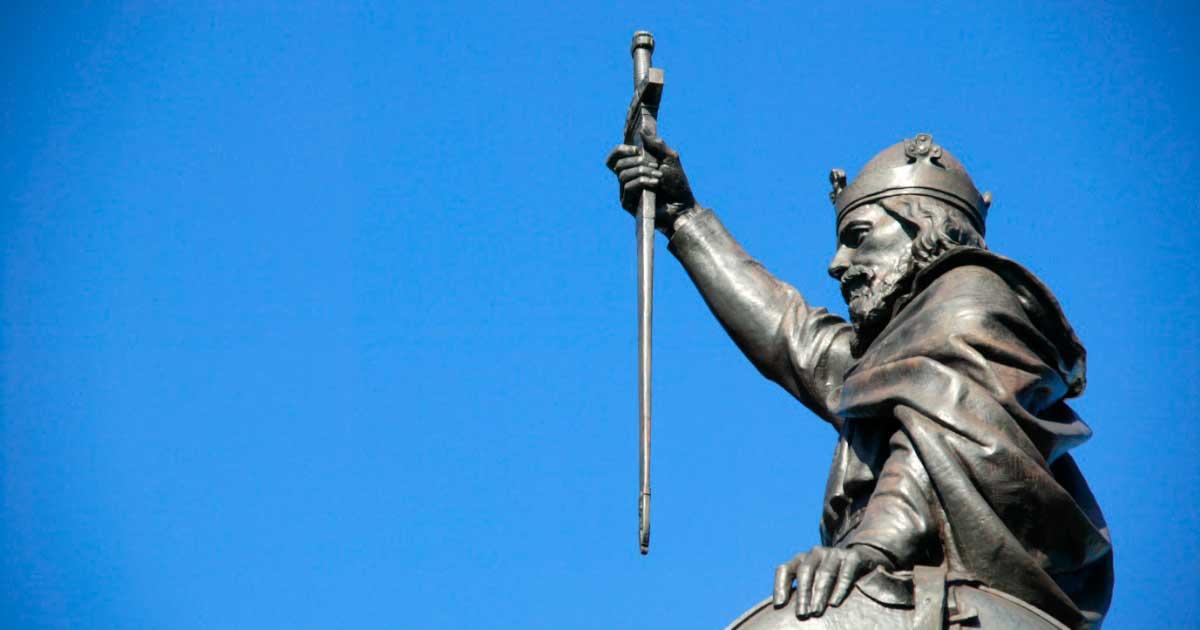 A statue of Alfred the Great in Winchester. Descended from a long line of kings of the Kingdom of Wessex, Alfred the Great was the son of King Aethelwulf of Wessex. Source: Tony Baggett / Adobe Stock