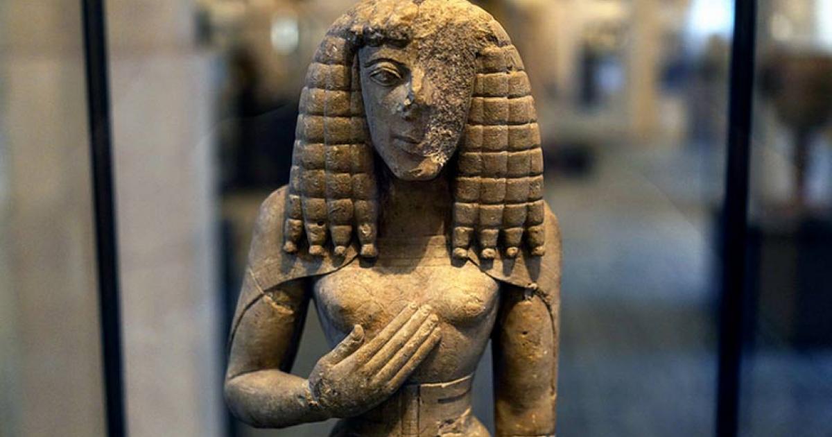 Detail of the statuette of the Lady of Auxerre