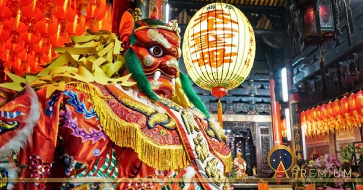 God statue in traditional old oriental Chinese temple in Taiwan (Chinese Translation on lantern : name of the Chinese god of sea, Matsu) (voyata/Adobe Stock)