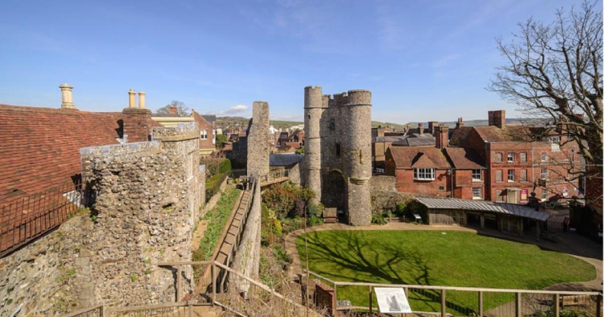 Remains of inner gatehouse (left) and barbican to Lewes Castle (right). Source: ArildV / CC BY-SA 4.0