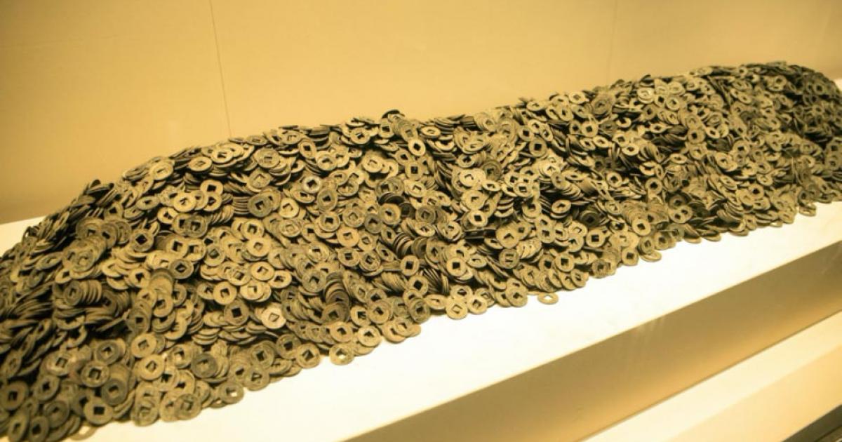 Wu zhu bronze coins found in Liu He’s tomb. Source: nocoev.com