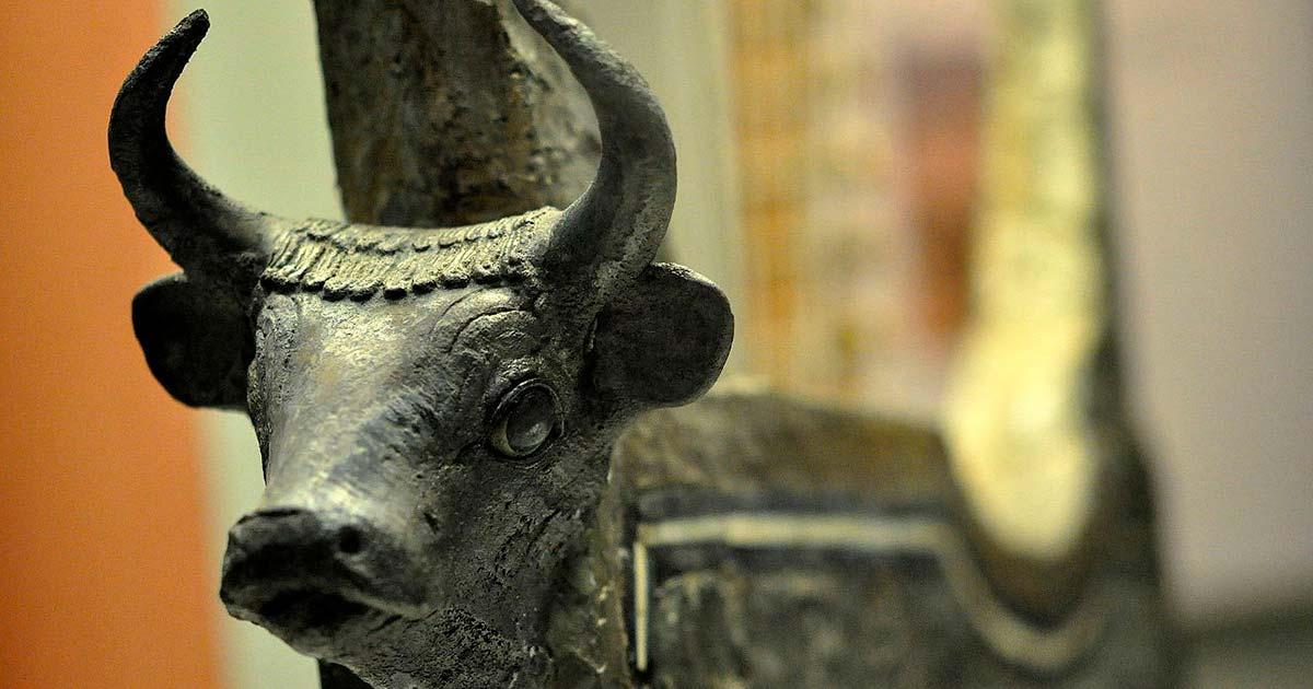 The cow’s head on the Silver Lyre. Source: Osama Shukir Muhammed Amin / CC BY-SA 4.0)
