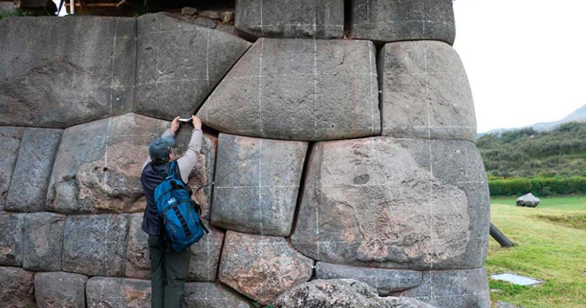 Note the separation between rocks in the Sacsayhuamán Archaeological Park.
