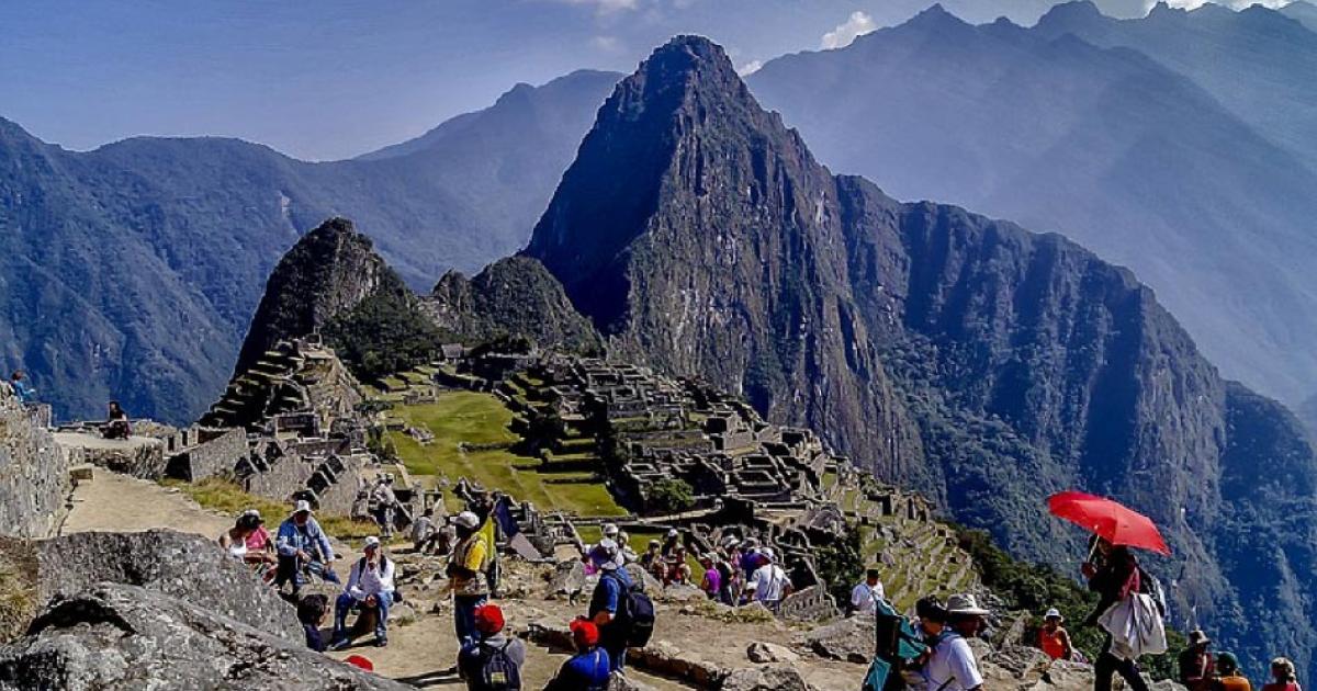 Machu Picchu trash crisis - Tourists at the ancient site in Peru            Source: Rodolfo Pimentel / CC BY-SA 4.0