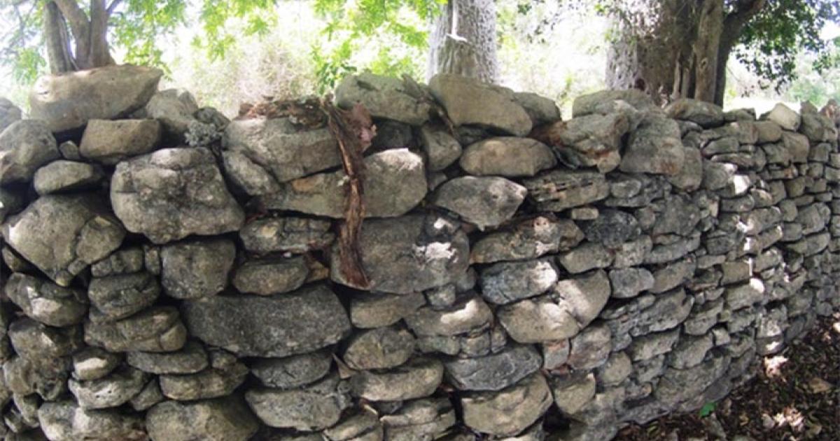 Remaining wall of Manyikeni, Mozambique             Source: eduviajante