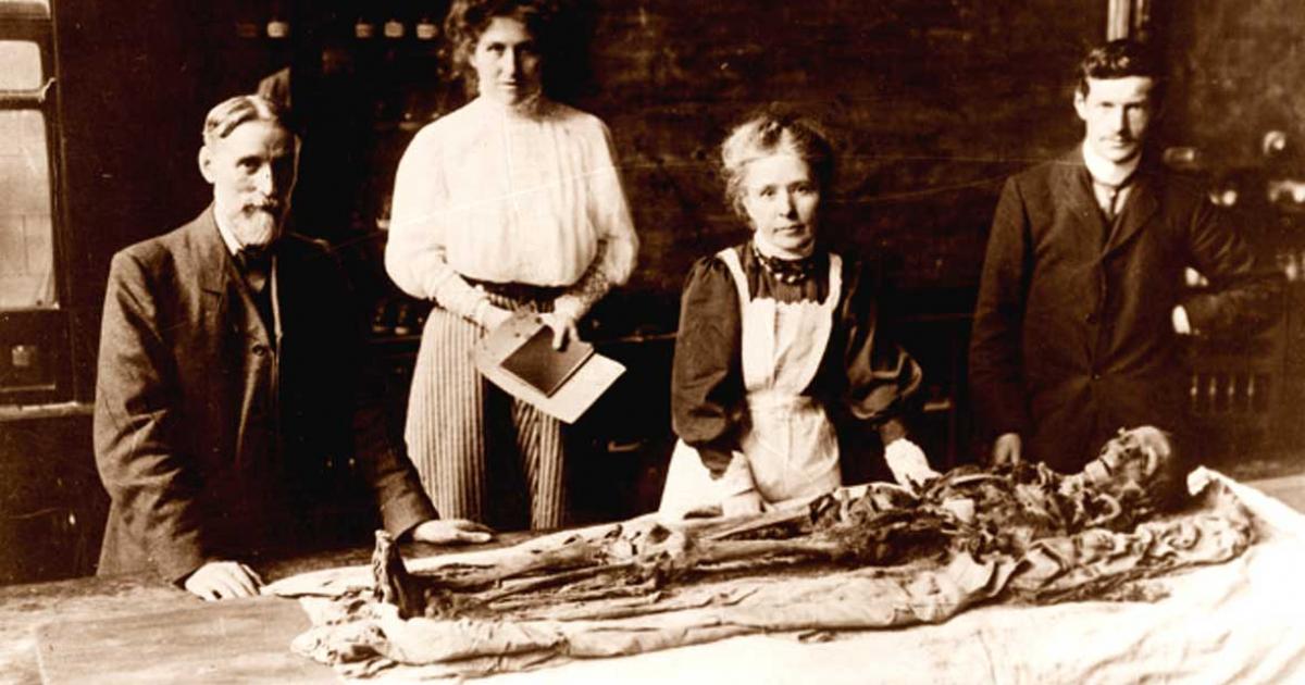 Margaret Murray Unwrapping the Khnum-Nakht Mummy