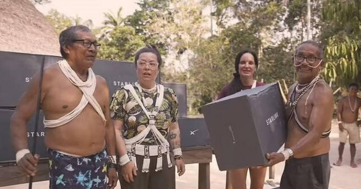 Marubo tribe receive the Starlink antenna system that brought them the internet.	