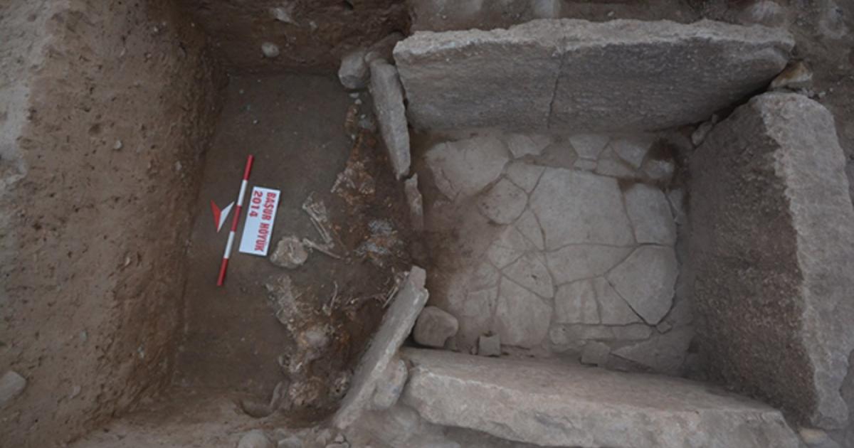 The tomb with 8 human sacrifices at the entrance and 2 skeletal remains within.