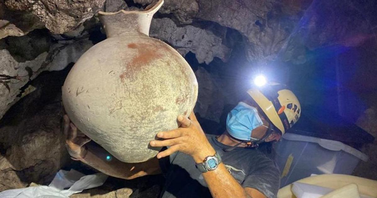 This spectacular, large Navulá-type monochrome vessel, used in pre-Hispanic Maya rituals, was complete but for one of its two handles.		Source: INAH