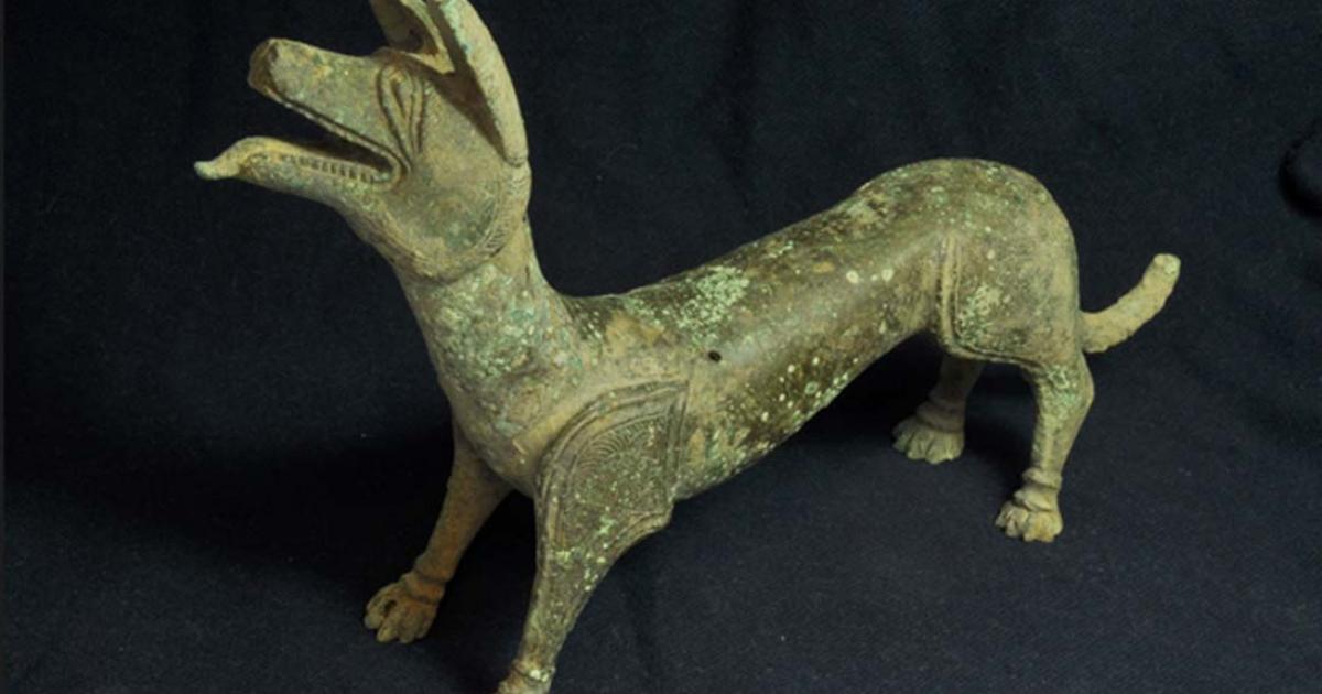 The recently unearthed ‘licking dog’ statue.