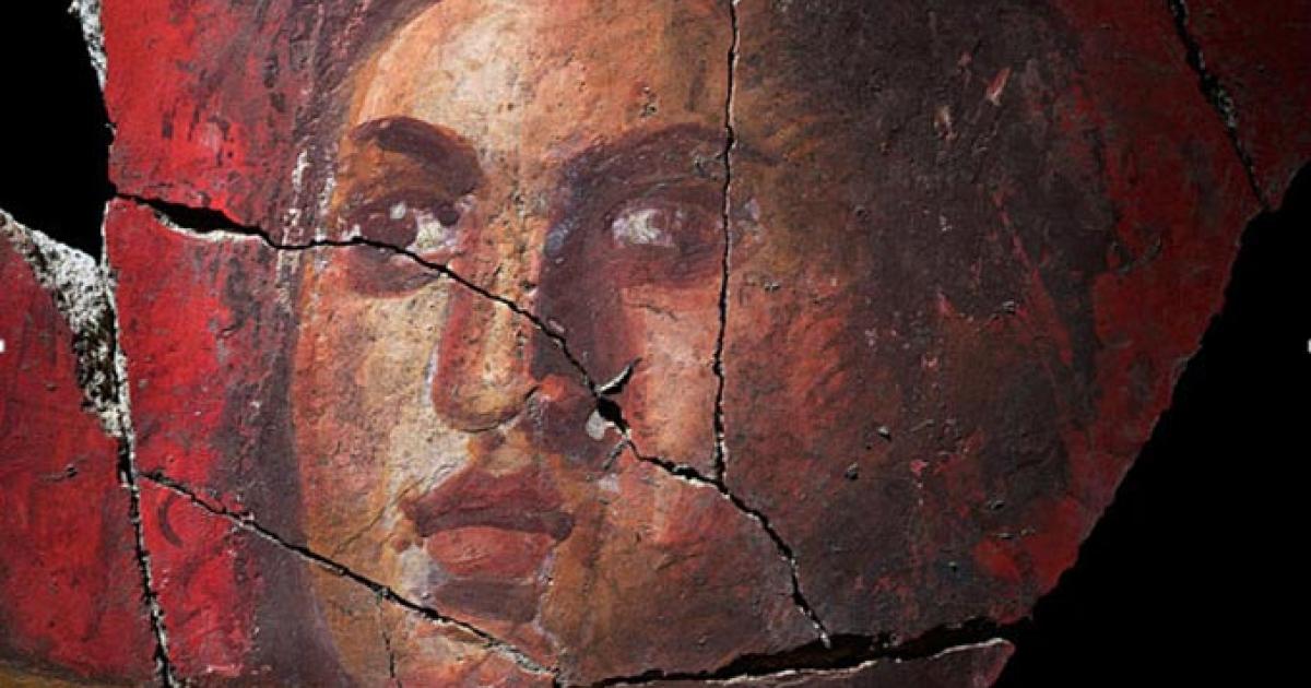 The mural shows a woman plucking a harp. (Photo by the Arles Museum of Antiques)