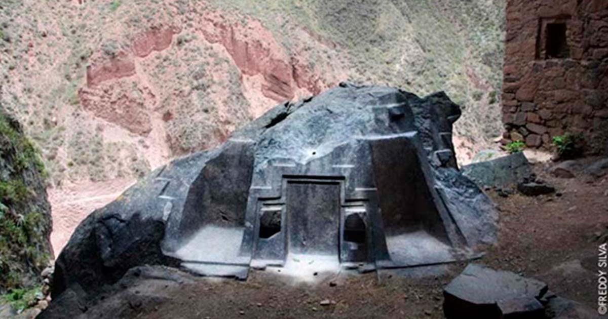 Shrine at Naupa Iglesia. 	Source: © Freddy Silva