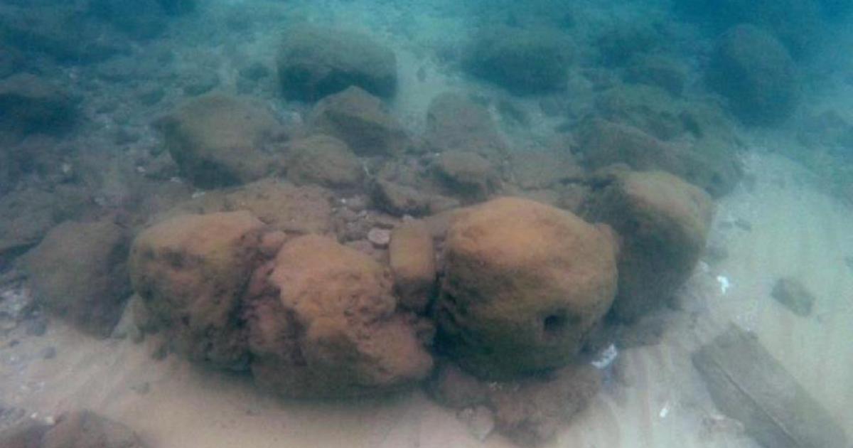 Photograph of the ‘dogleg’ part of the Neolithic wall at Tel Hreiz, Israel. Source: E. Galili and J. McCarthy
