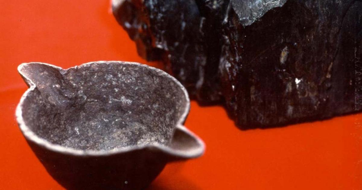 This iron pot is allegedly an OOPArt found in coal. 