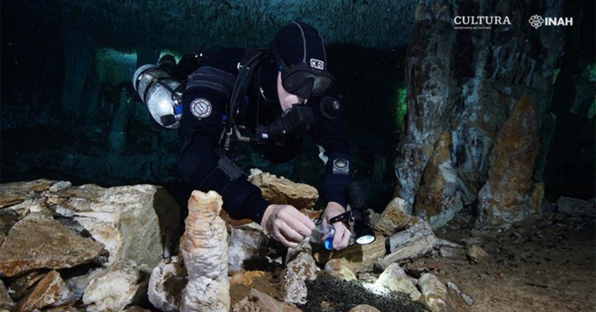 Diver Christophe Le Maillot documents the ocher mining activity at the site.   Source: Sam Meacham, CINDAQ. A.C. SAS-INAH / INAH