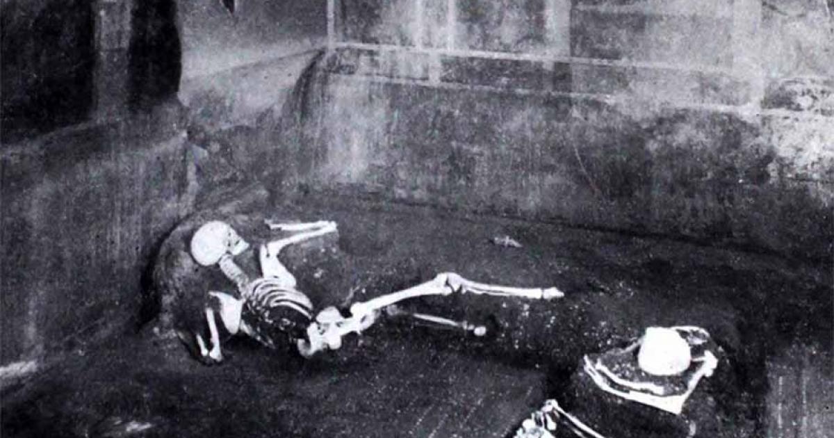 Pompeii man and woman discovered in the Casa de Fabbro, or House of the Crafsman, in a photograph taken in 1934. Source: Notizie degli Scavi di Antichità