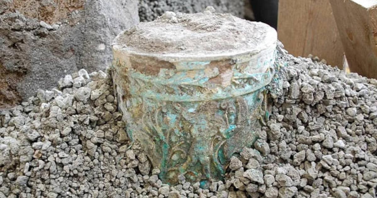 The Egytptian situla or vase uncovered in Pompeii.
