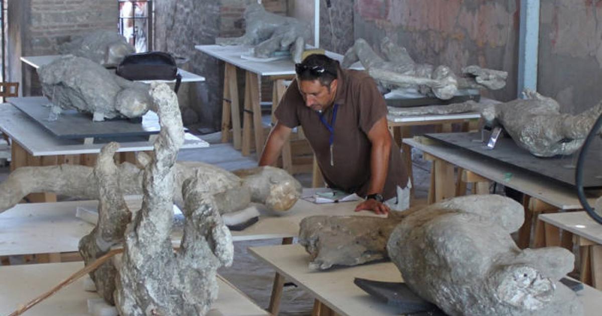 Llorenç Alapont investigating the Pompeii casts.