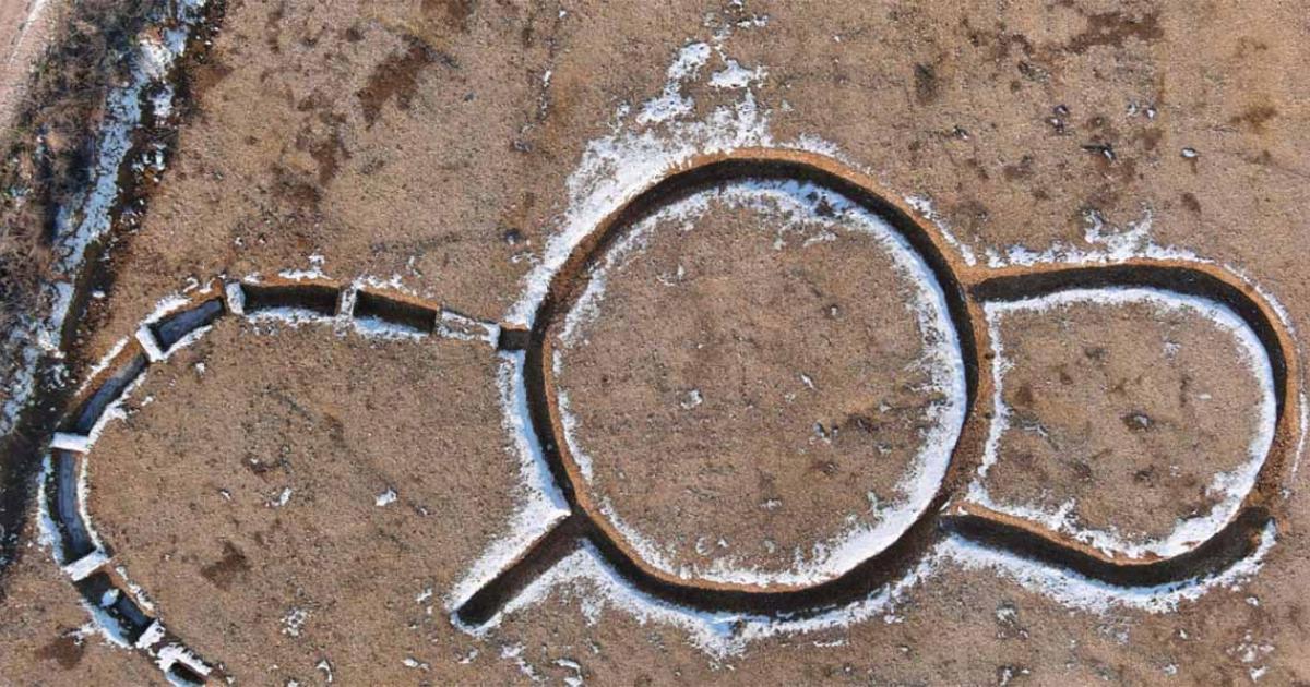 Aerial view of the triple enclosure. Source: © Jérôme Berthet/ Inrap