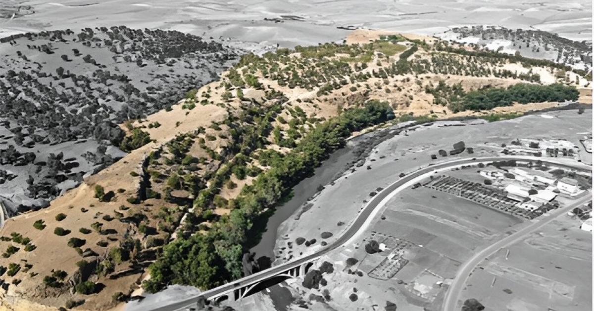 Aerial photograph of the Oued Beht ridge and river, highlighted in color. 