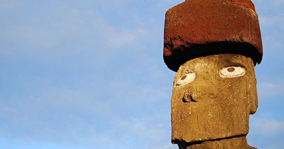 Tahai - Ahu Ko Te Riku, moai adorned with a pukao.
