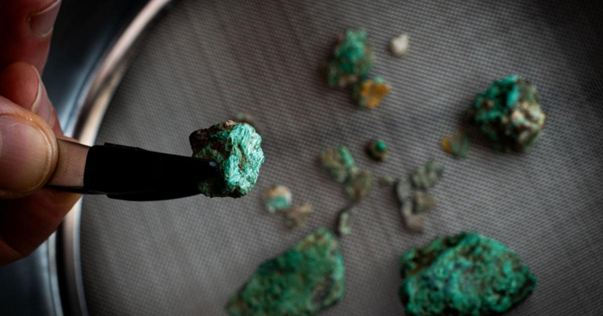 Malachite fragments, a mineral rich in copper, recovered during the excavation works at Cova 338.