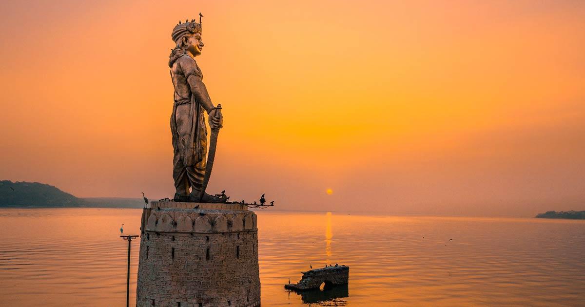 Statue of Raja Bhoja in Bhopal at the time of sunset. Source: yash / Adobe Stock