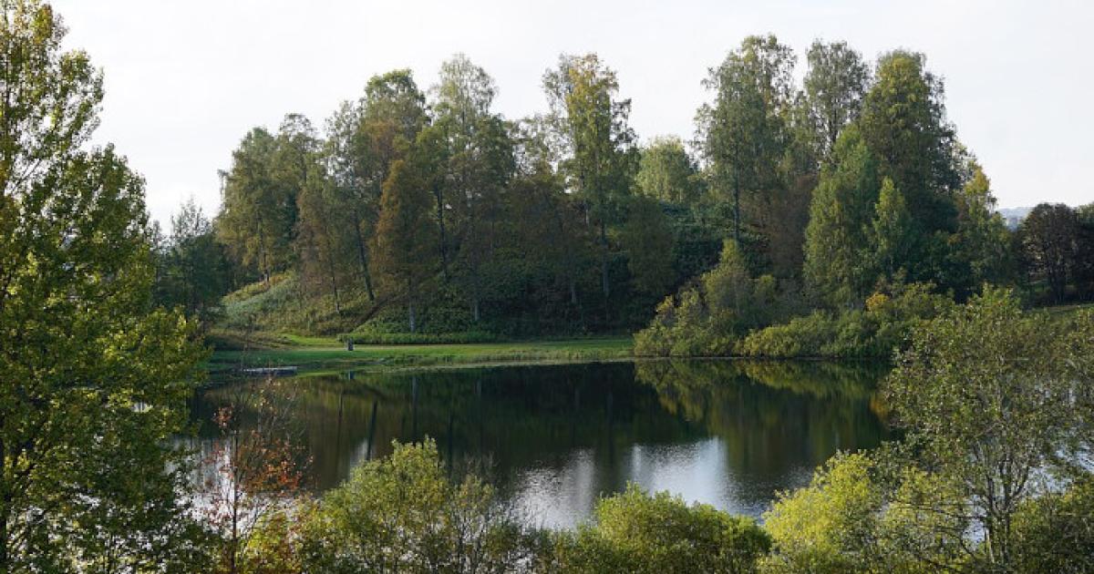 Raknehaugen rises above the southern shore of Lake Ljøgottjern