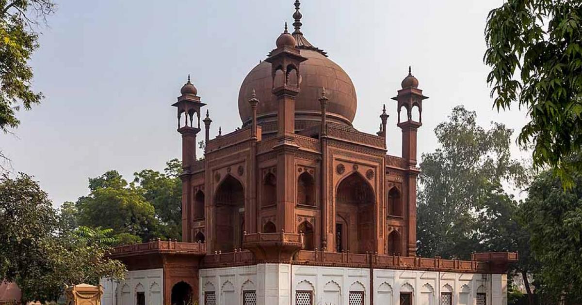 The tomb of Colonel John Hessing in Agra, a copy of the Taj Mahal in red sandstone.  Source: DeepanjanGhosh/CC BY-SA 4.0