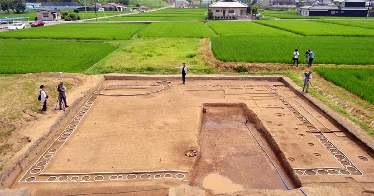 Remnants of an "o-kabe" structure in Takatori, Nara Prefecture, Japan. The white holes surrounding the square are where poles had been placed. (Kazuto Tsukamoto)