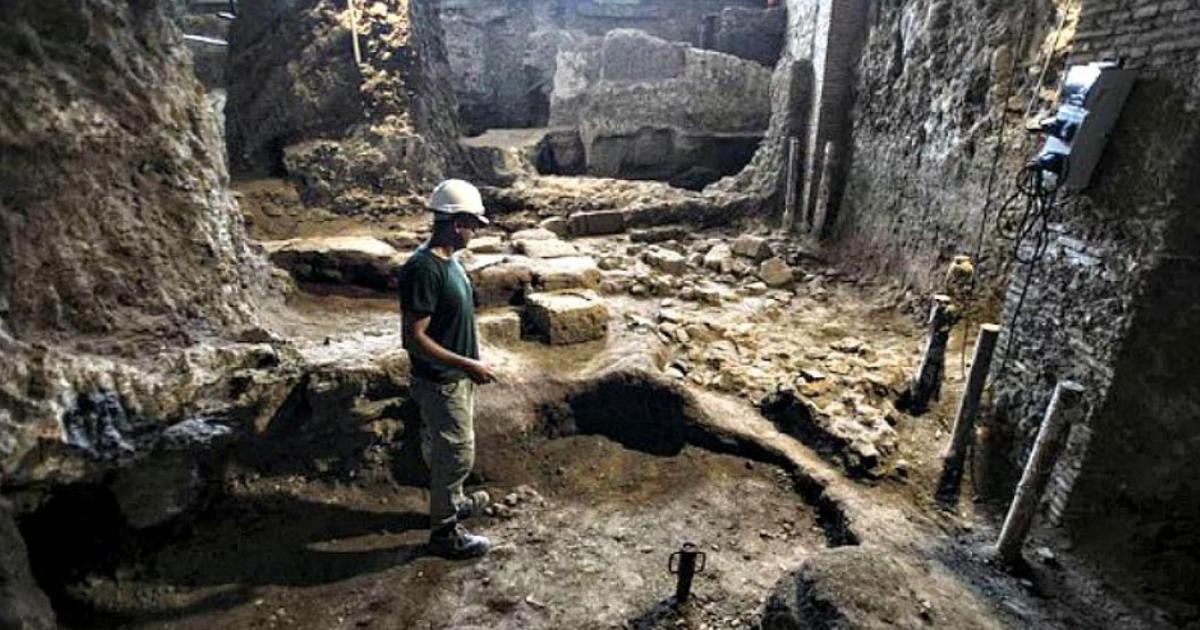The ruins of the Roman rooms lie in the interior of the Palace Canevari, former headquarters of the Italian Geological Institute 