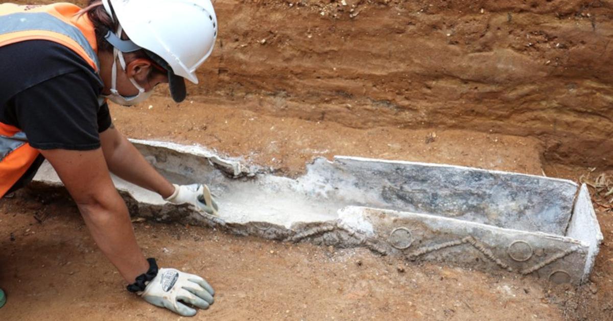 Excavation of the elite Roman lady’s coffin in Colchester