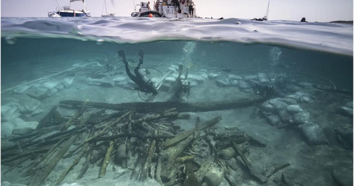 View of the excavation of the bow area of the Ilovik-Paržine 1 shipwreck, showing the cargo of logs and amphorae.