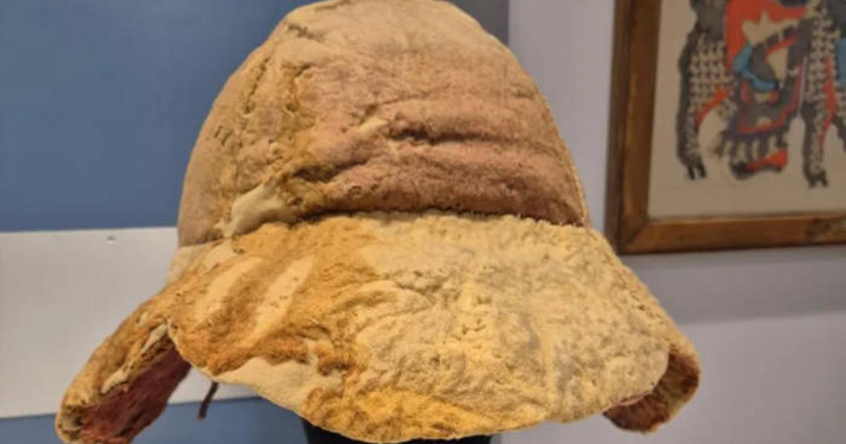 Roman sun hat on a presetation stand.