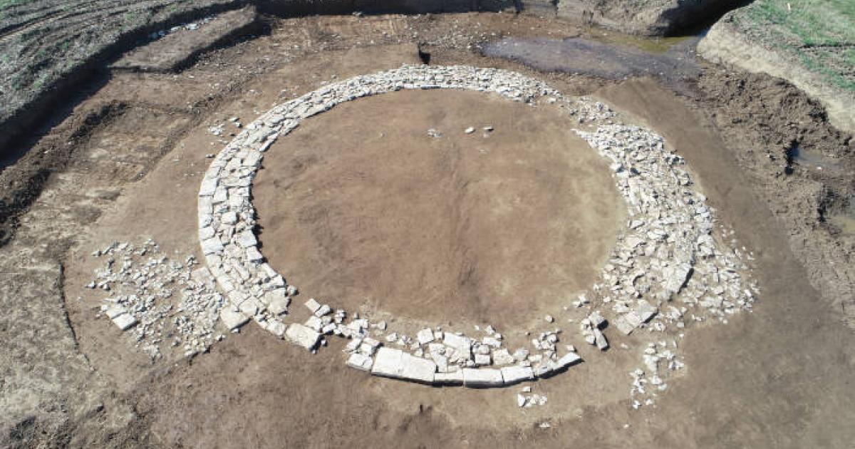 The stone circle of Wolkertshofen, a meticulously constructed 12-meter-diameter Roman tumulus 