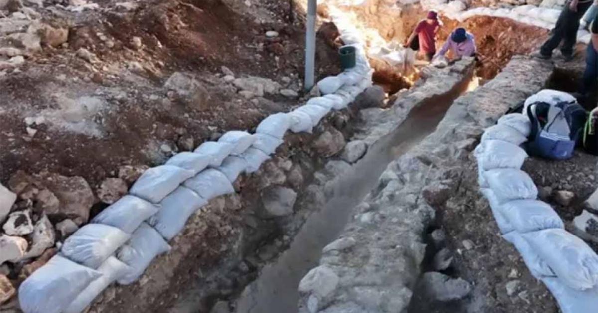 Archaeologists work on the ancient Upper-Level Second Temple Period Aqueduct, which provided the city with fresh water.      Source: Emil Aladjem/IAA