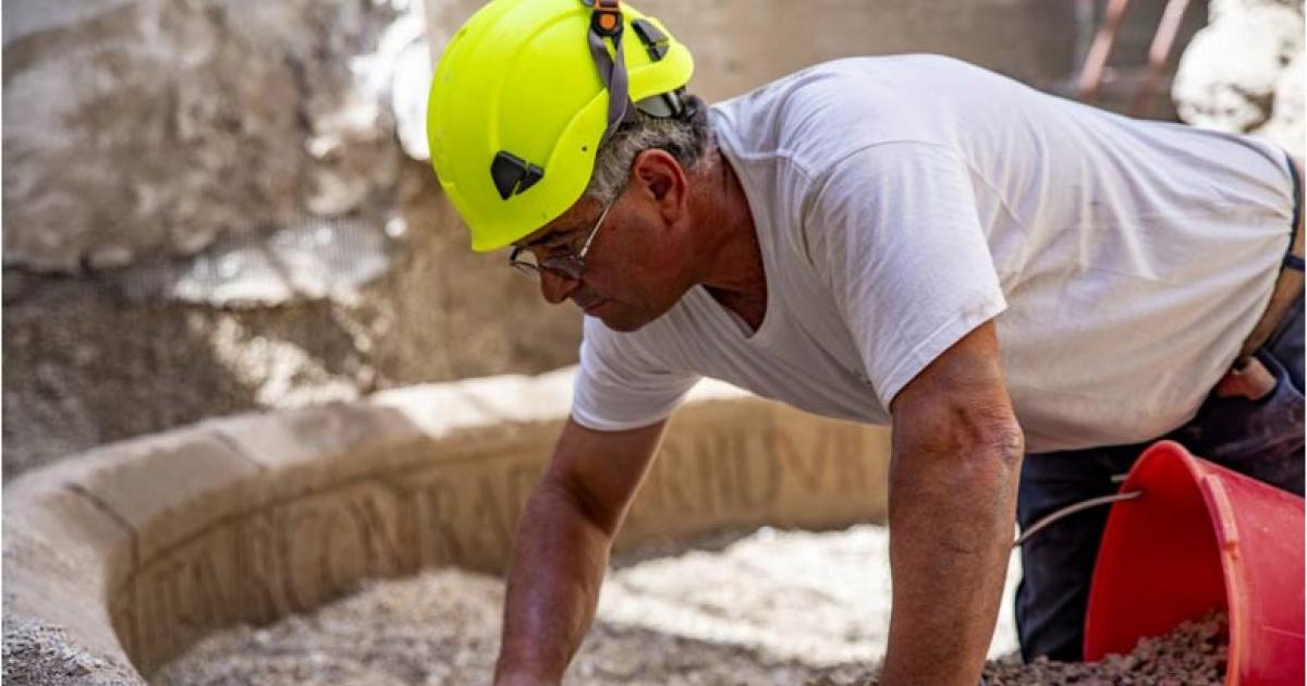 Semicircular tomb in Pompeii being excavated.	Source: Pompeii Archaeological Site