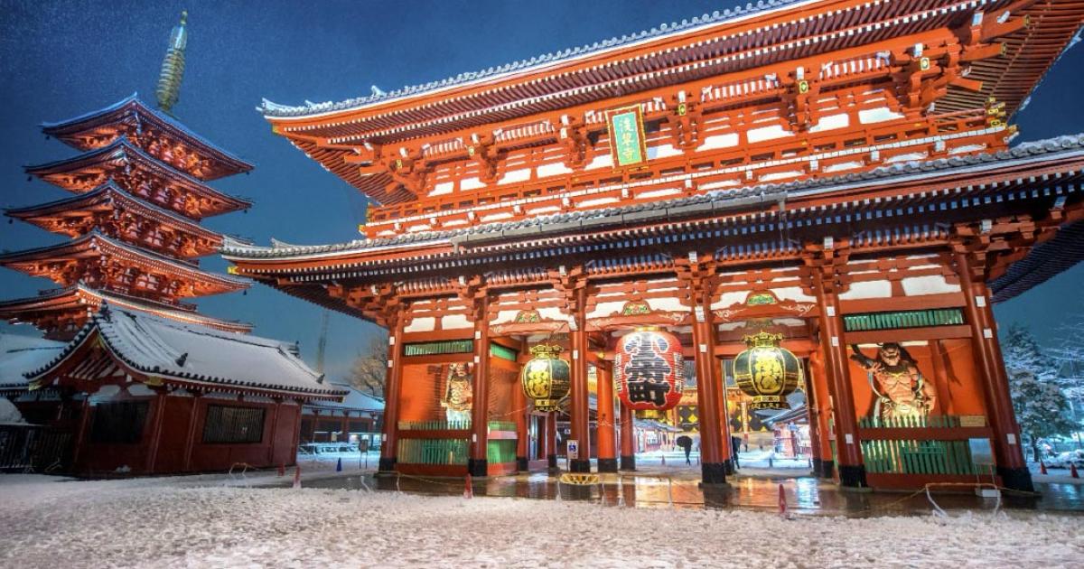 Heavy snow blizzard in Tokyo - Sensoji Temple in Asakusa, Japan. Source: martinhosmat083 / Adobe Stock