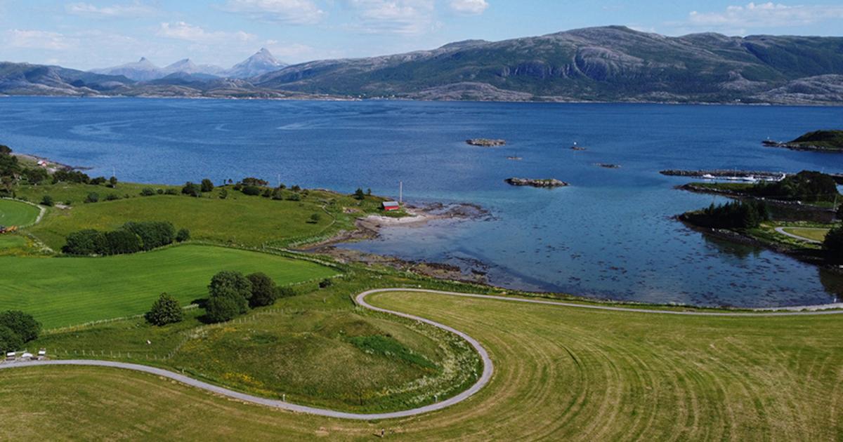 Herlaugshaugen (in the center foreground) from the west, looking towards the strait and the mainland in the background