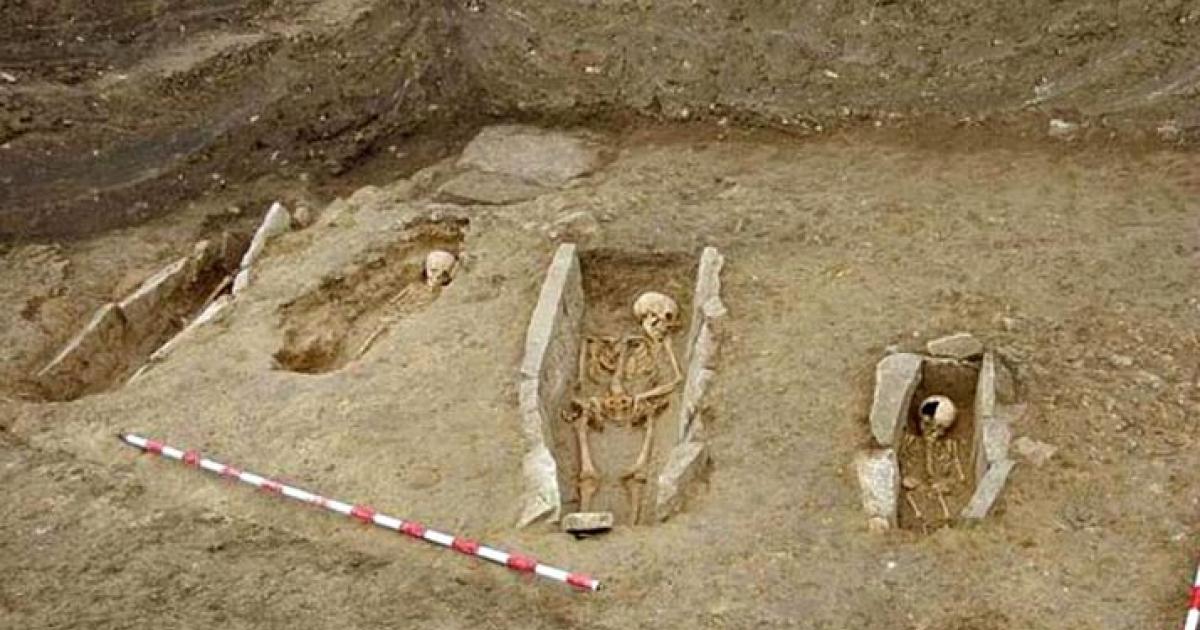 Some of the graves enclosed by stone slabs found in the medieval cemetery of Arganzón.