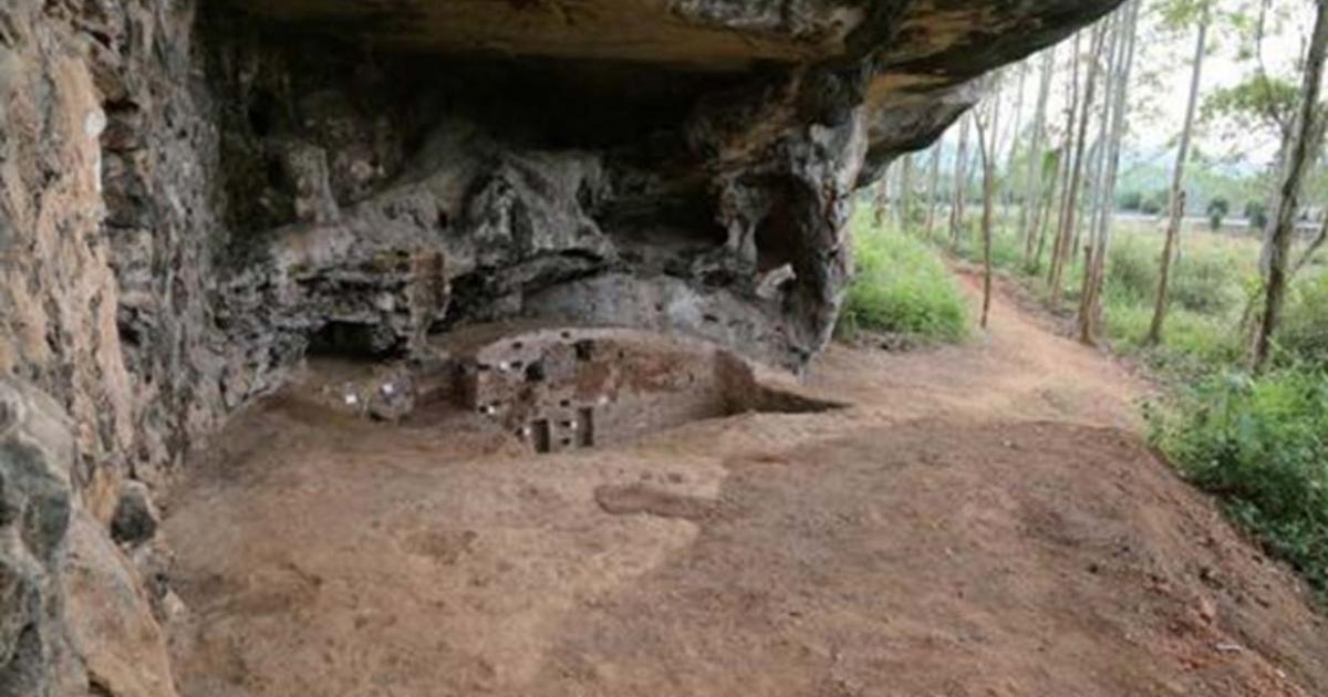 Huangmenyan cave, site of the squatting burial found in China.