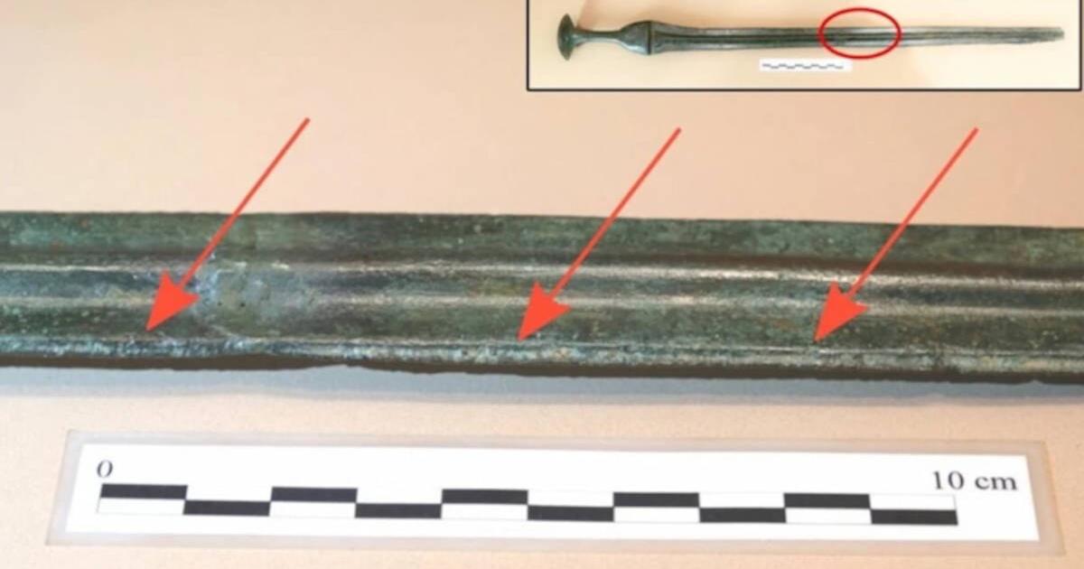 Image of the sword from Lloseta and detail of the burrs on the edge of the blade