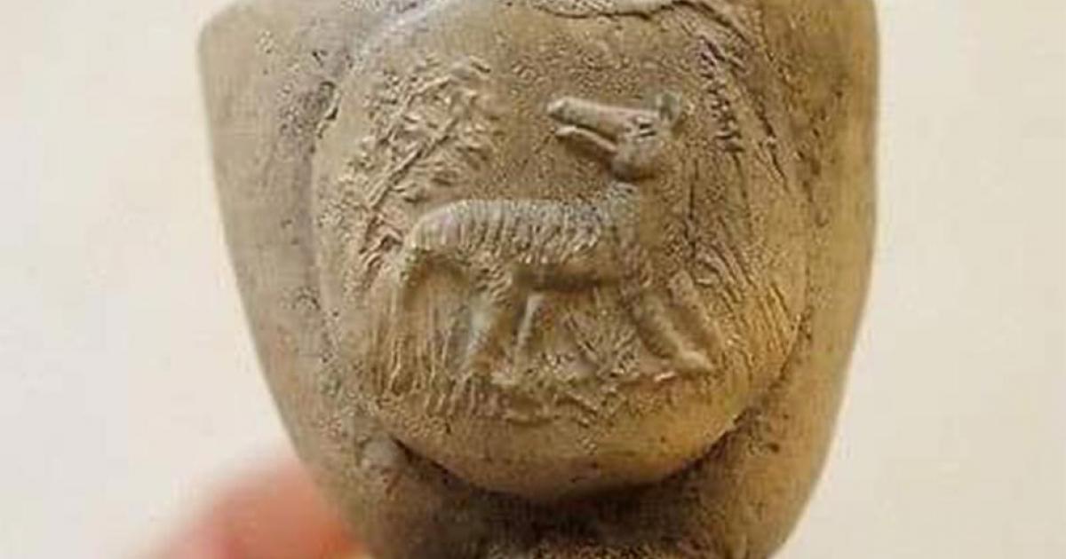 The pipe decorated with the image of the extinct Tasmanian Tiger.    Source: Darren Watton / ABC News