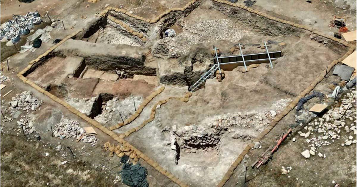 Aerial view of the structure at Tel Shimron supporting the passageway to the corbelled vault. Credit: Eyecon.	Source: Eyecon