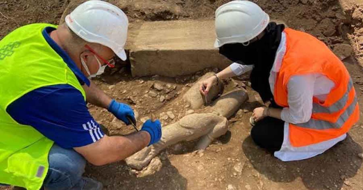 Archaeologists excavating the kouros statues at the Temple of Zeus in Euromos. Source: Anadolu Agency