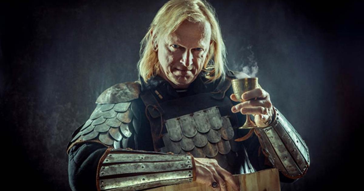 A Medieval knight holding a glass of wine (diter / Adobe Stock)