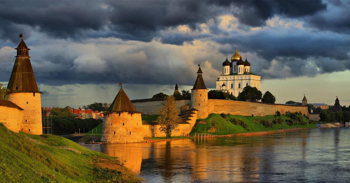 Distance view of the Kremlin. Source: parsadanov / Adobe Stock.