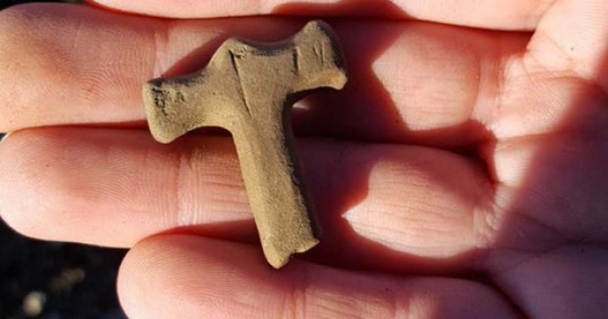 The small Thor’s hammer amulet was carved out of sandstone. 
