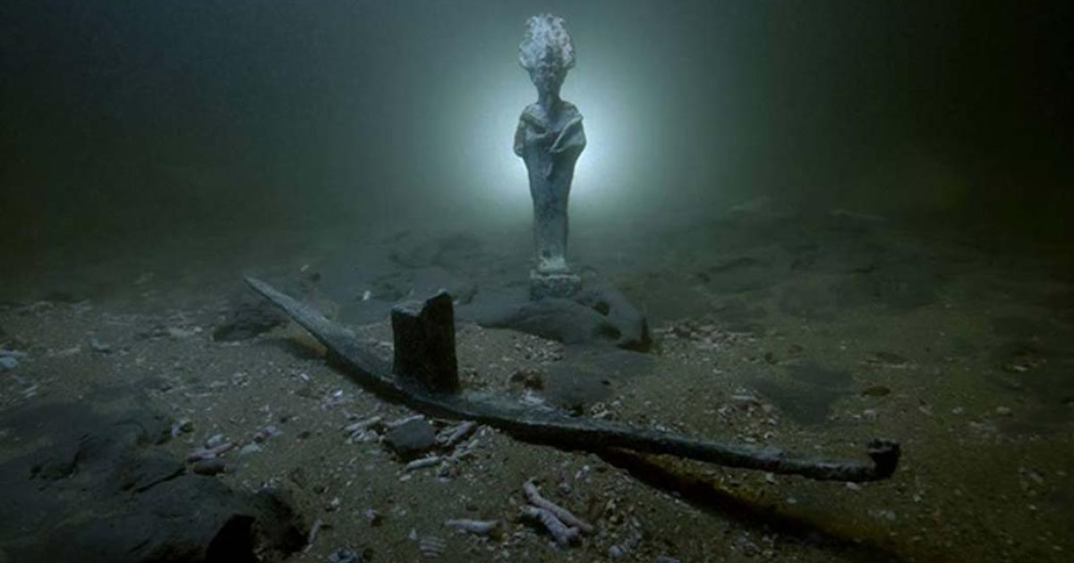 Sunken ships, statues and treasure have been found under water at in bay near Alexandria.